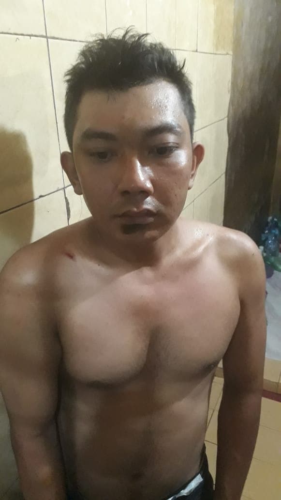 terjatuh_usai_menjambret_agung_bonyok_dihajar_massa