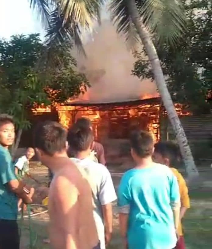 terjebak_kebakaran_di_asahan_irt_diselamatkan_warga_dari_kamar_mandi