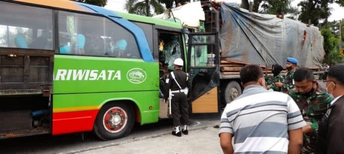 terkait_bus_dan_truk_laga_kambing_di_jalan_asahan_5_luka_luka