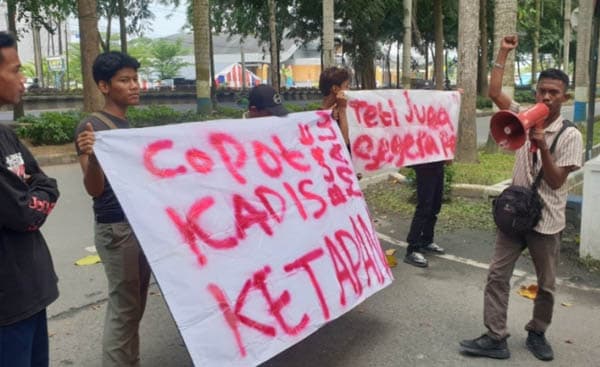 terkait_dugaan_selingkuh_massa_demo_ke_kantor_bupati_deli_serdang_tuntut_kadis_ketapang_dicopot
