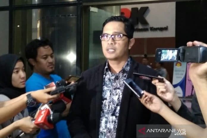 terkait_kasus_dzulmi_eldin_kpk_sita_dokumen_dan_barang_bukti_elektronik