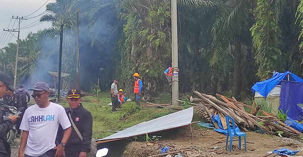 terkesan_tebang_pilih_kios_pedagang_di_kebun_marihat_dibongkar