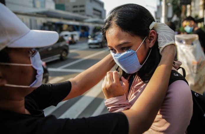 terlalu_kadus_ini_bagi_masker_harus_tukar_kk