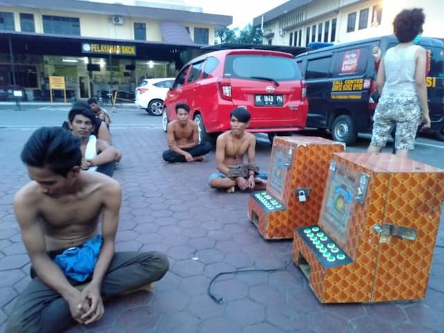 terlibat_judi_dan_narkoba_dua_oknum_polisi_dan_13_orang_diamankan