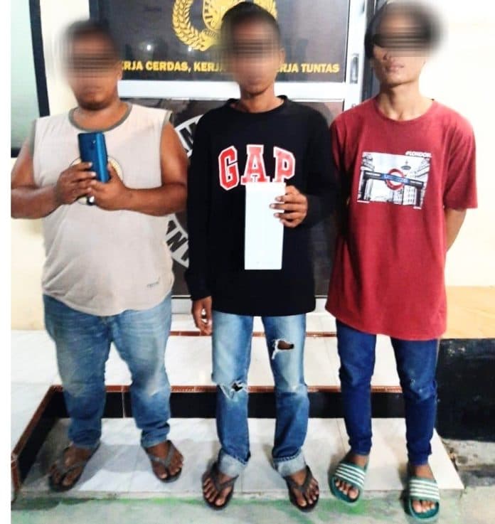 terlibat_pencurian_hp_dan_dompet_tiga_pria_ini_digelandang_ke_polsek_labuhan_ruku