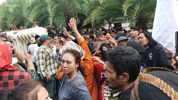 terobos_barikade_unjuk_rasa_di_depan_kantor_kpu_berlangsung_ricuh
