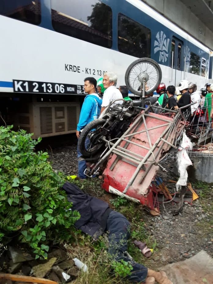 terobos_palang_pintu_perlintasan_dua_orang_tewas_disambar_kereta_api