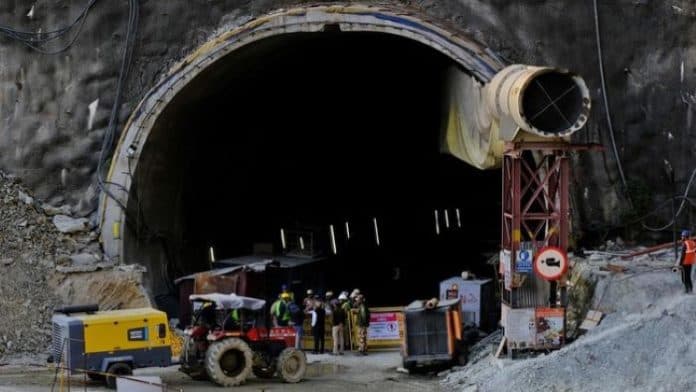 terowongan_di_india_runtuh_41_orang_masih_terjebak
