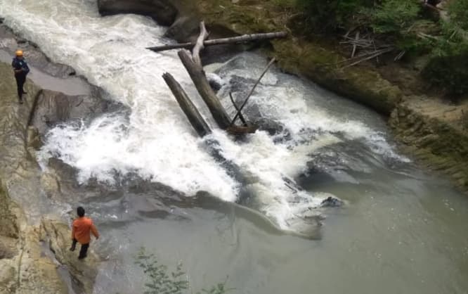 terpeleset_seorang_pemancing_hanyut_di_bah_bolon