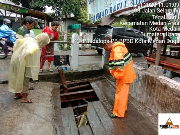 terperosok_penumpang_betor_hilang_dibawa_arus_air_parit_busuk_di_medan