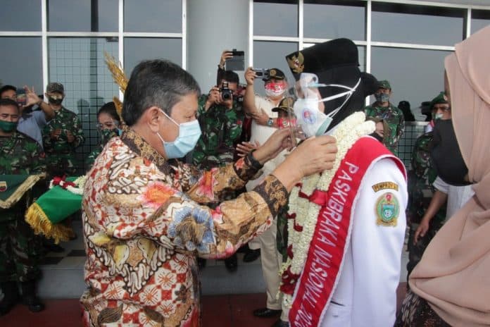 terpilih_jadi_paskibraka_sylvia_pulang_disambut_bunga_dan_kue_ultah