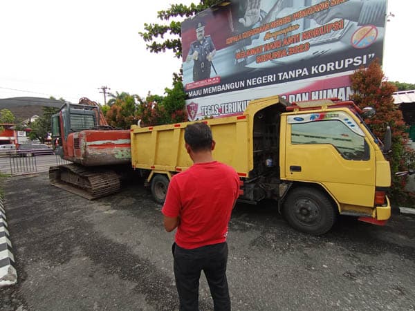 tersangka_dan_barang_bukti_galian_c_tanjung_tongah_dilimpahkan_ke_kejari_siantar