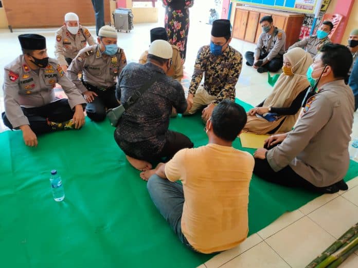 tersangka_jambret_terpaksa_menikah_dengan_wanita_pujaan_hatinya_di_mapolsek_helvetia