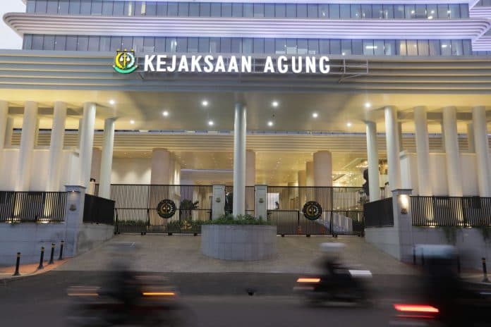 tersangka_kasus_bts_kominfo_kembali_bertambah_kejagung_tahan_3_orang