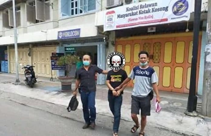 tersangka_kasus_penipuan_ditangkap_saat_duduk_duduk_di_center_kawan_mas_koko