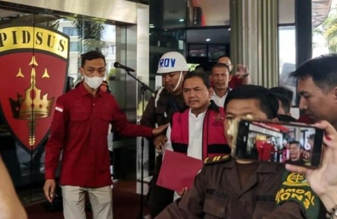 tersangka_ke_16_menara_bts_kominfo_anggota_bpk_achsanul_qosasi_ditahan