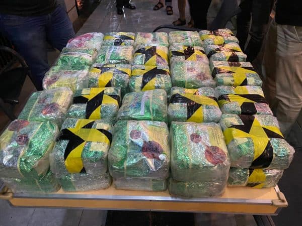 tersangka_narkoba_dilengkapi_laras_panjang_saat_jemput_sabu