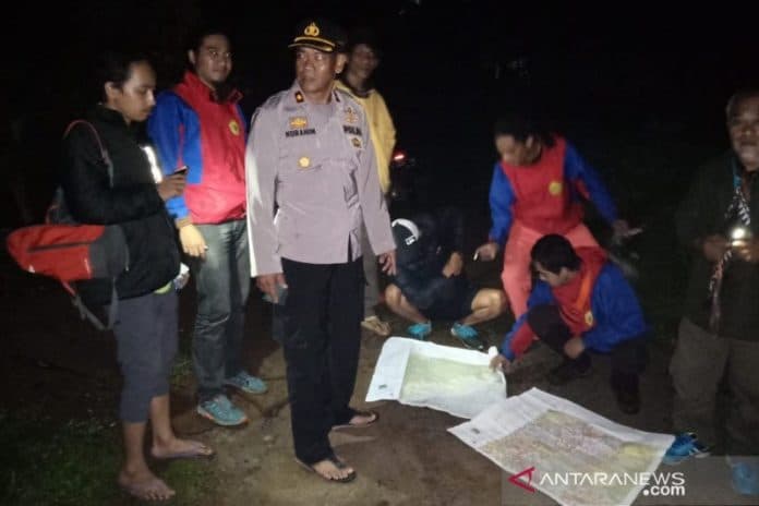 tersesat_di_gunung_salak_malau_dan_istrinya_boru_tanggang_berhasil_dievakuasi