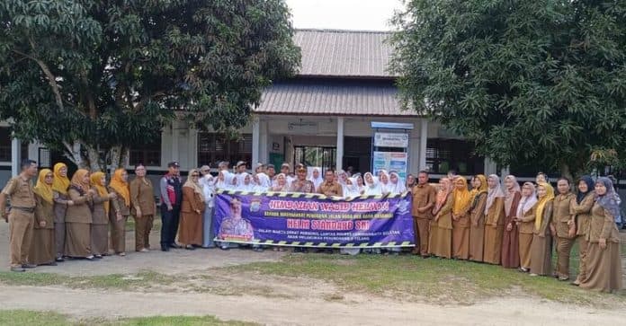 tertib_lalin_kapolsek_silangkitang_himbau_gunakan_helm_sni