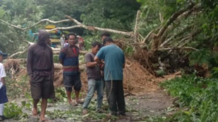 tertimbun_longsor_jalan_lintas_gunung_meriah_deli_serdang_dolok_silau_simalungun_lumpuh