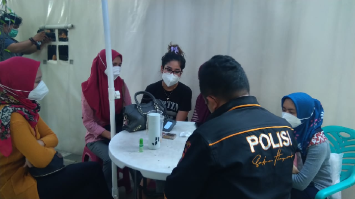 test_rapid_antigen_di_lapangan_merdeka_digerebek_polisi_sejumlah_orang_diamankan