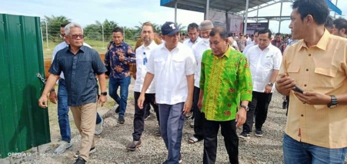 teten_masduki_tinjau_pembangunan_pabrik_pengolahan_minyak_merah_di_pagar_merbau