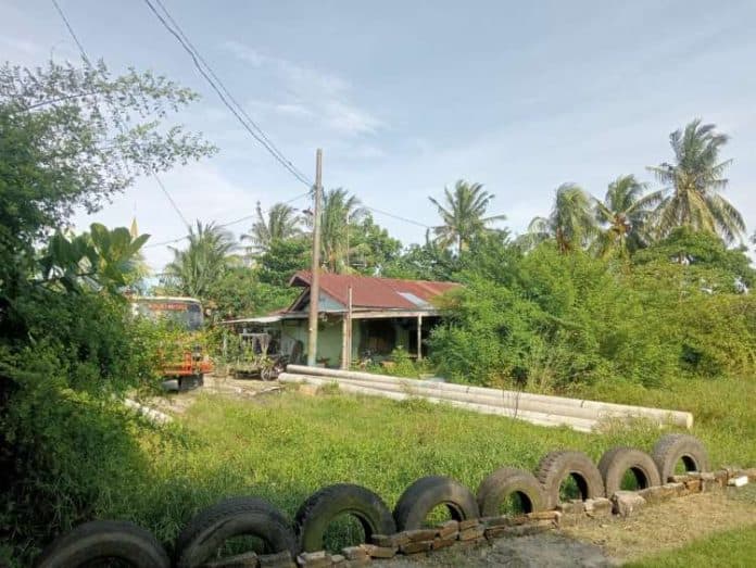 tiang_beton_terlantar_di_halaman_warga_pln_bukan_hanya_untuk_konstruksi_listrik