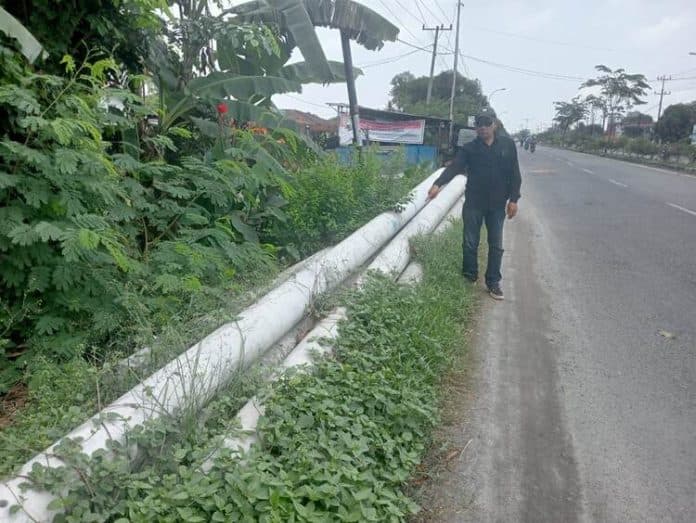 tiang_listrik_beton_pln_dibiarkan_tergeletak_di_pinggir_jalan_lubuk_pakam