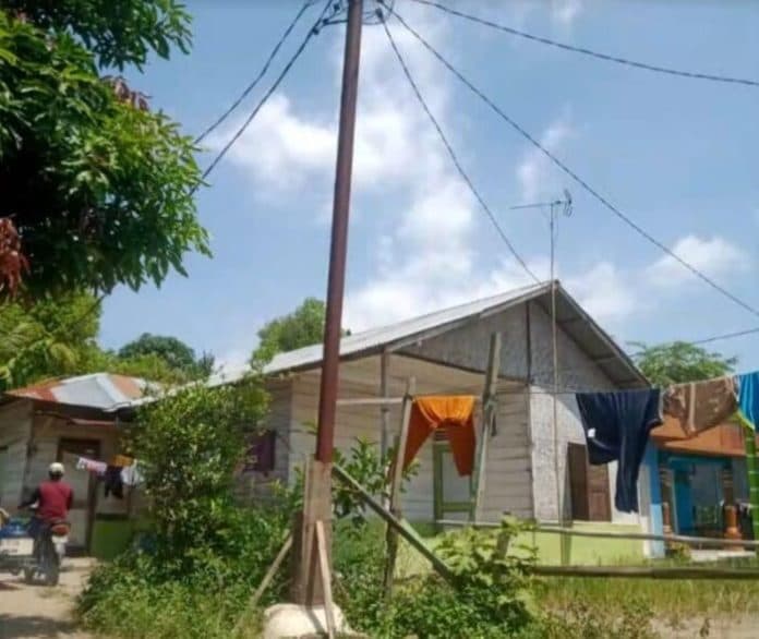 tiang_listrik_nyaris_tumbang_dprd_medan_minta_pln_respon_kelurahan_warga_rengas_pulau