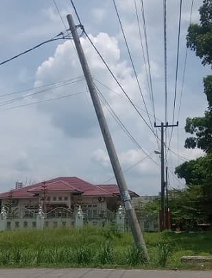 tiang_pln_miring_warga_resah_karena_ancam_keselamatan