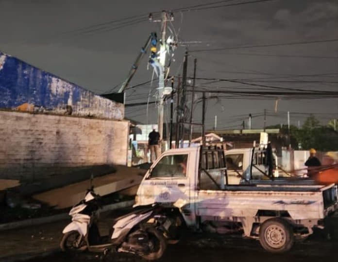 tiang_utilitas_pln_depan_j_city_patah_listrik_padam_berjam_jam
