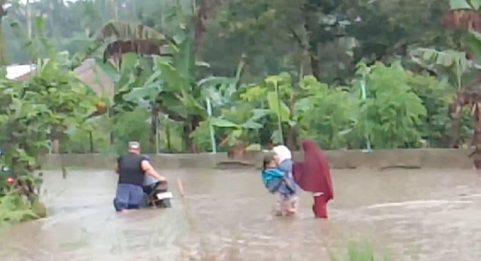 tiap_kali_hujan_jalan_di_desa_rumah_sumbul_berubah_jadi_danau