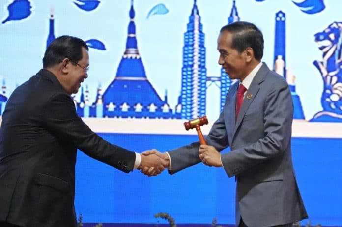 tiba_di_bali_untuk_ktt_g20_pm_kamboja_positif_covid_19