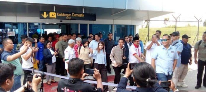 tiba_di_bandara_silangit_cawapres_gibran_rakabuming_disambut_ratusan_warga