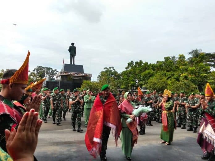 tiba_di_makodam_i_bukit_barisan_mayjen_tni_rio_ferdianto_disambut_lagu_anak_medan