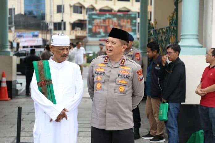 tiba_di_medan_kapolda_sumut_irjen_agung_langsung_sholat_di_mesjid_raya