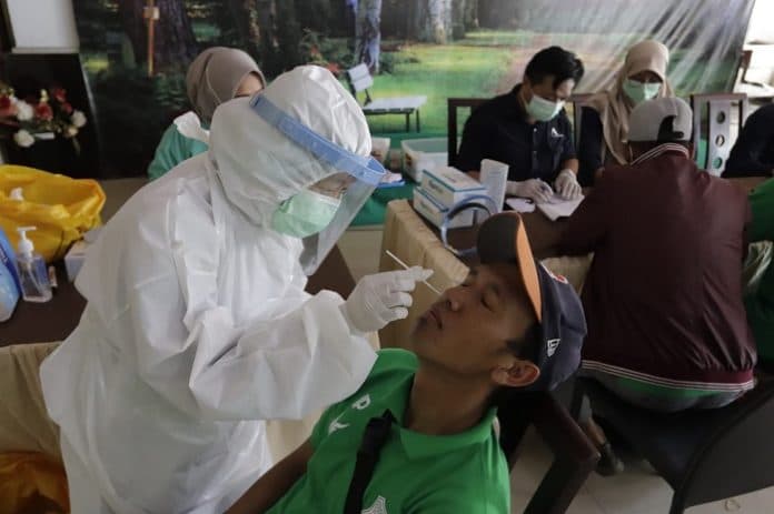 tiba_di_palembang_pemain_dan_official_psms_langsung_jalani_swab