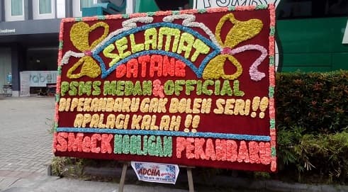tiba_di_pekanbaru_psms_dikirimi_papan_bunga_berisi_kritik_dan_dukungan