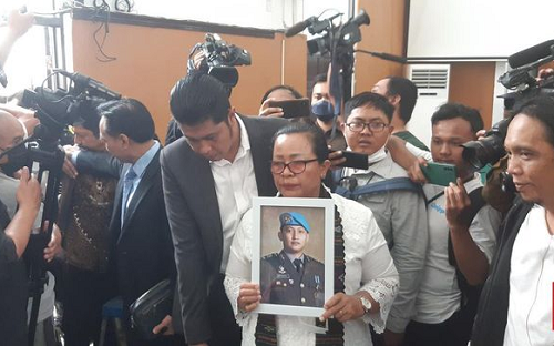 tiba_di_ruang_sidang_ibunda_brigadir_j_hadiri_langsung_vonis_sambo