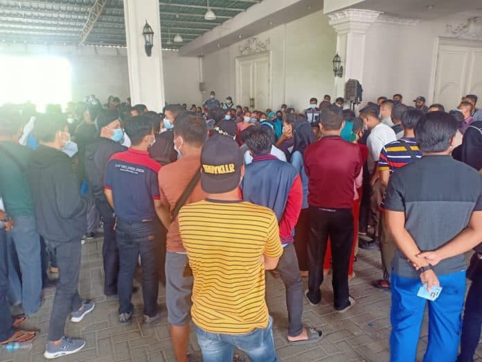 tidak_patuhi_prokes_ratusan_warga_antri_untuk_divaksin_sempat_dibubarkan