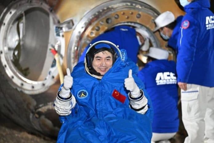 tiga_astronot_shenzhou_18_sukses_kembali_ke_bumi
