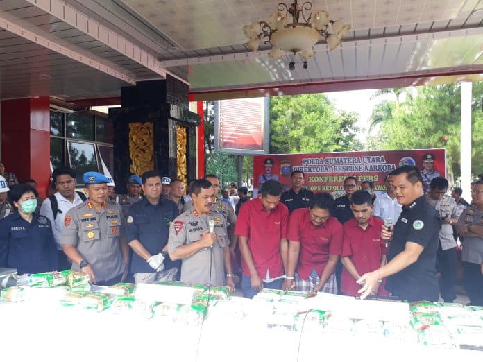 tiga_bersaudara_kompak_masuk_penjara_nekat_jadi_kurir_sabu_30kg