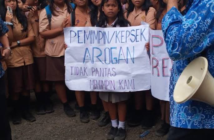 tiga_guru_pns_sma_negeri_1_dolok_panribuan_simalungun_dikenakan_sanksi_mutasi