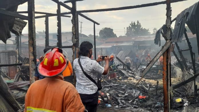 tiga_hari_ditangkap_polisi_kasus_narkoba_rumah_orang_tua_patar_sihombing_terbakar