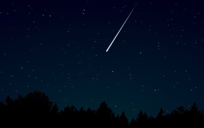 tiga_hujan_meteor_segera_turun_di_langit_indonesia