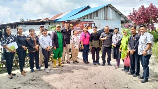 tiga_kelompok_tani_di_pakpak_bharat_terima_bantuan_bibit_bawang_merah