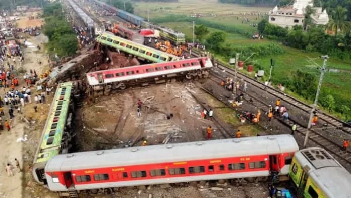 tiga_kereta_api_kecelakaan_288_tewas_dan_650_orang_luka_parah