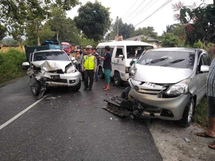 tiga_mobil_terlibat_tabrakan_di_jalan_siborongborong_tarutung