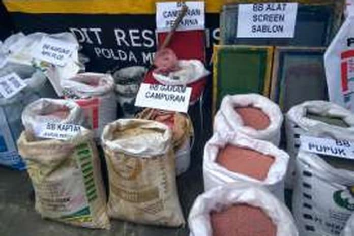 tiga_orang_yang_diamankan_saat_penggerebekan_gudang_pupuk_oplosan_dipulangkan