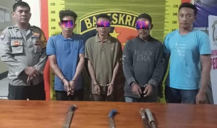 tiga_pelaku_penganiayaan_di_palas_menyerahkan_diri_ke_polsek_barteng